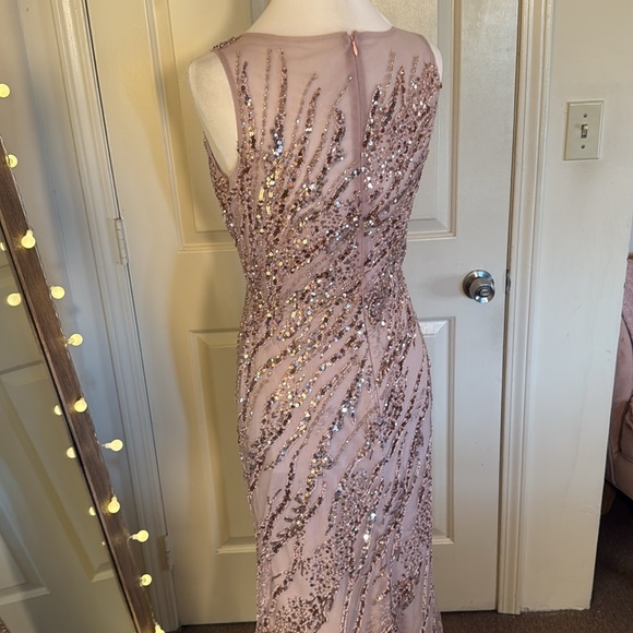 MAC DUGGAL
Sleeveless Embellished Boat Neck Gown - Picture 13 of 15